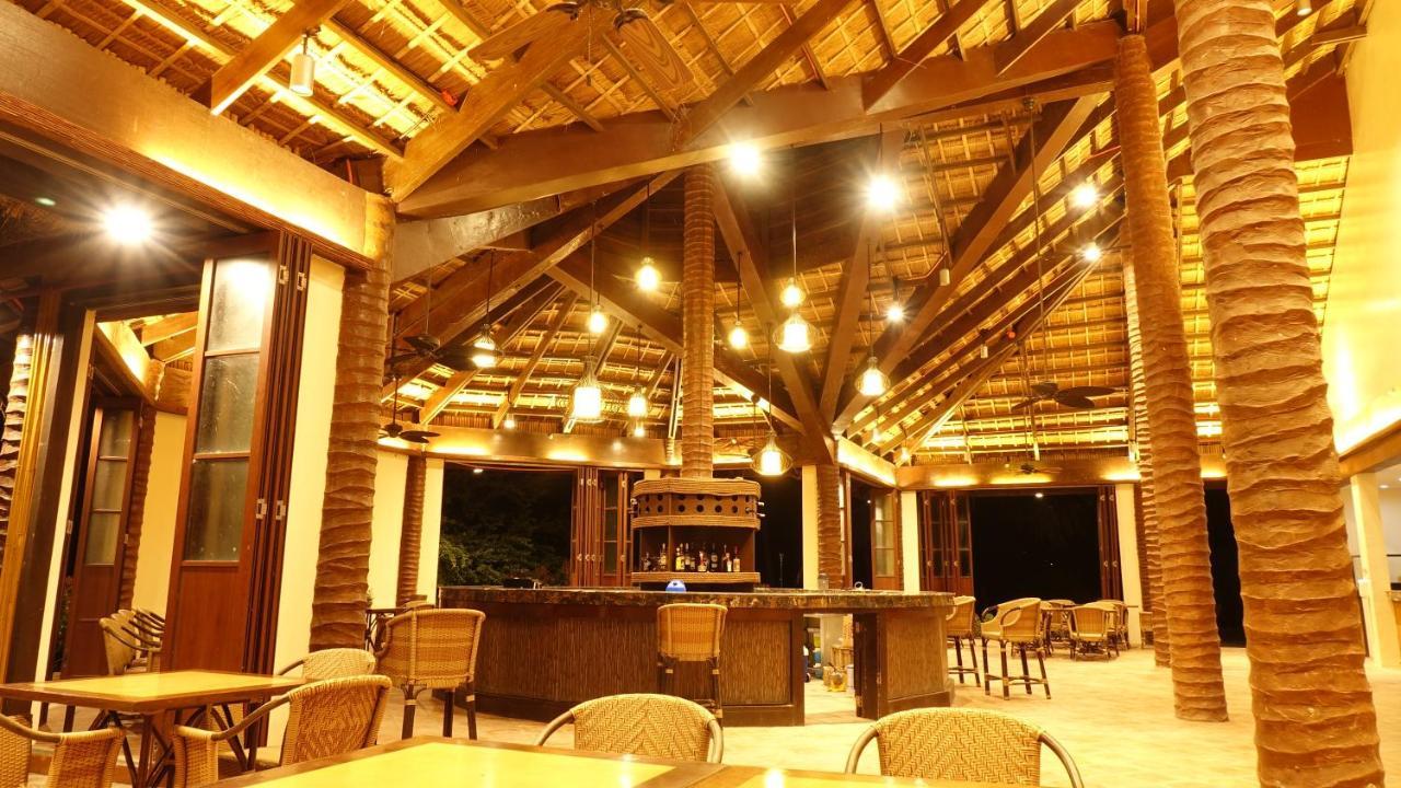 Hotel Fridays Puerto Galera Exterior foto