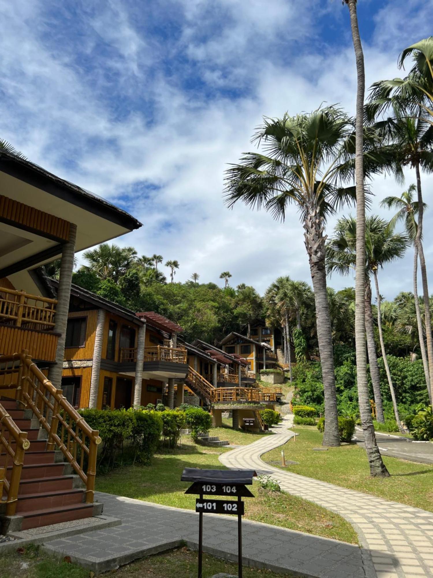 Hotel Fridays Puerto Galera Exterior foto