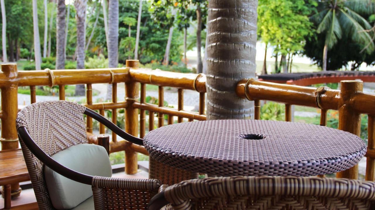 Hotel Fridays Puerto Galera Exterior foto